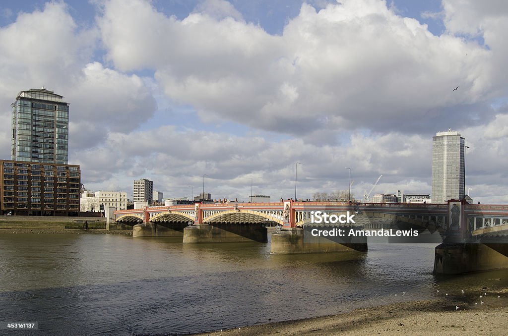 Vauxhall Bridge sobre el río Támesis - Foto de stock de Vauxhall - Centro de Londres libre de derechos