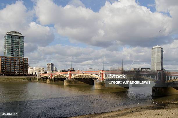 Vauxhall Bridge Sobre El Río Támesis Foto de stock y más banco de imágenes de Vauxhall - Centro de Londres - Vauxhall - Centro de Londres, Agua, Aire libre