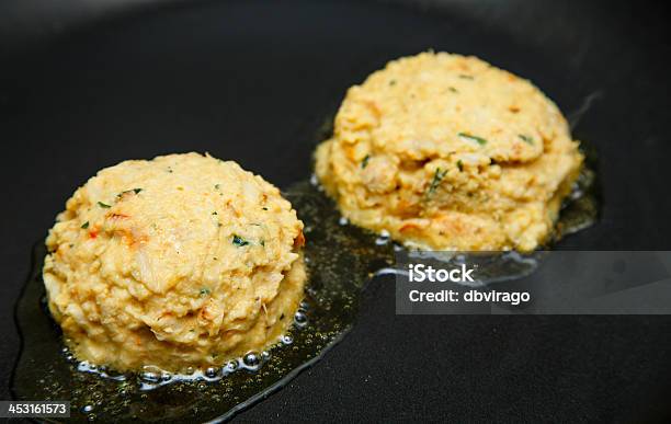 Crudo Torte Di Granchio Posizionato In Olio Boll - Fotografie stock e altre immagini di Antipasto - Antipasto, Calore - Concetto, Cibi e bevande