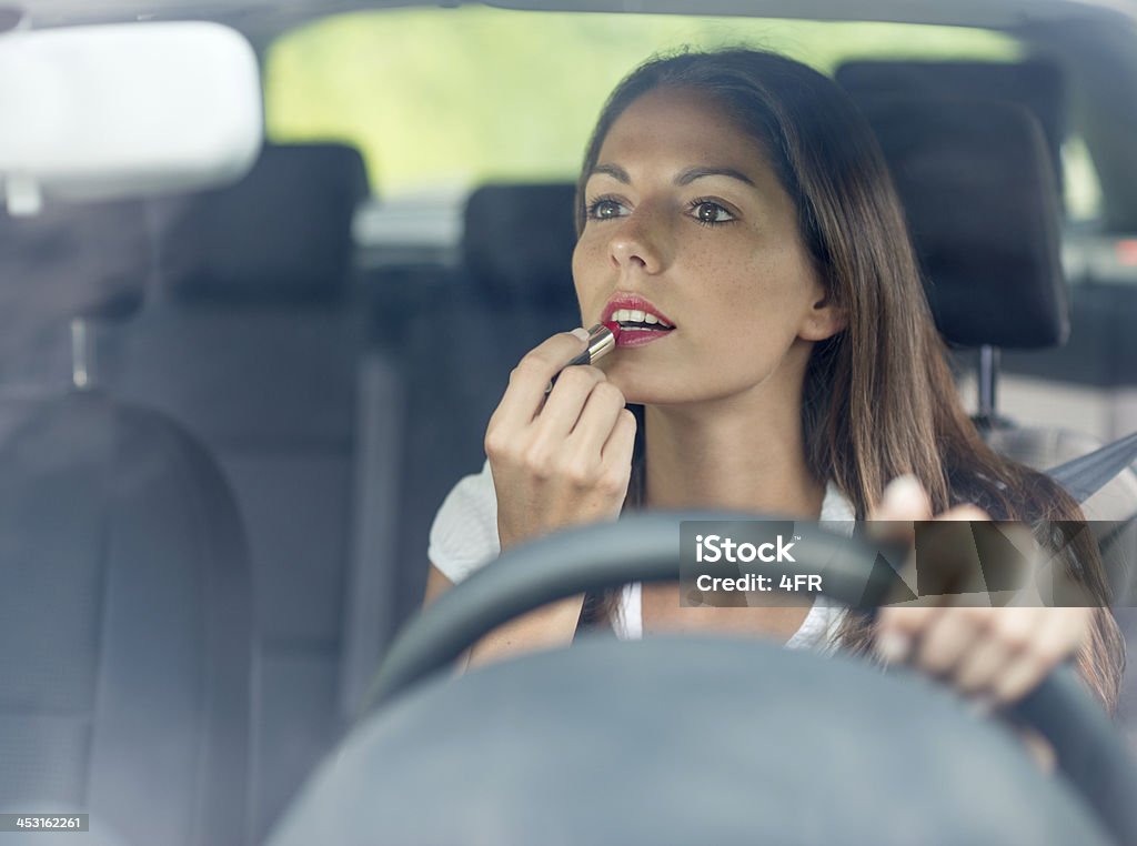Belle femme appliquant du rouge à lèvres conducteur - Photo de Maquillage libre de droits