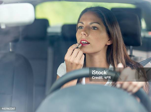 아름다운 여성 추진자 적용 립스틱 메이크업 화장품에 대한 스톡 사진 및 기타 이미지 - 메이크업 화장품, 차, 칠하기