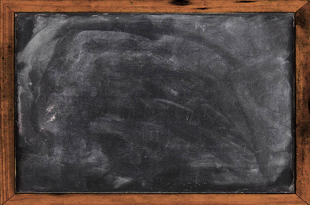 本物のグランジコピースペースで空白黒板ウッドのフレーム - blackboard writing chalk teacher ストックフォトと画像