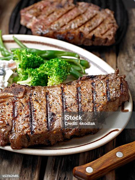 Bistecca Succosa - Fotografie stock e altre immagini di Alla griglia - Alla griglia, Bistecca di manzo, Carne