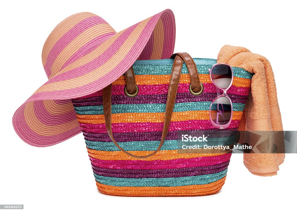 Bunte Gestreifte Strandtasche mit Strohhut Badetuch und Sonnenbrille - Lizenzfrei Strandtasche Stock-Foto