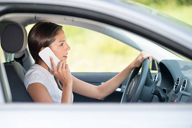 красивая женщина водитель говорит по телефону - car phone стоковые фото и изображения