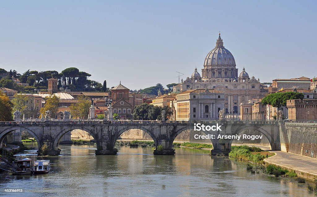 Ponte Sant'Angelo, em Roma, a catedral e o Vaticano - Foto de stock de Antigo royalty-free