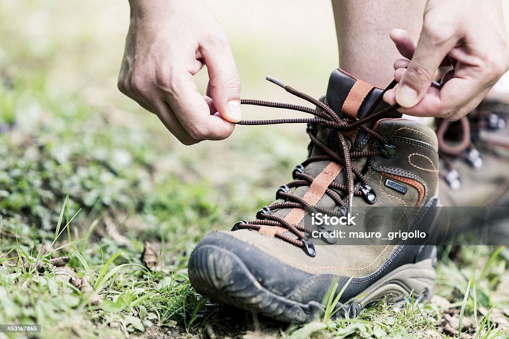 Scarpa da hiking femminile interconnessione lacci - Foto stock royalty-free di Ambientazione esterna