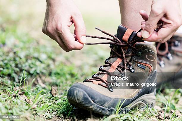 Scarpa Da Hiking Femminile Interconnessione Lacci - Fotografie stock e altre immagini di Ambientazione esterna - Ambientazione esterna, Annodare, Stivale