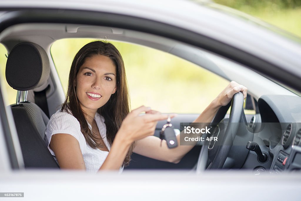 Schöne Frau hält sich Autoschlüssel - Lizenzfrei Autoschlüssel Stock-Foto