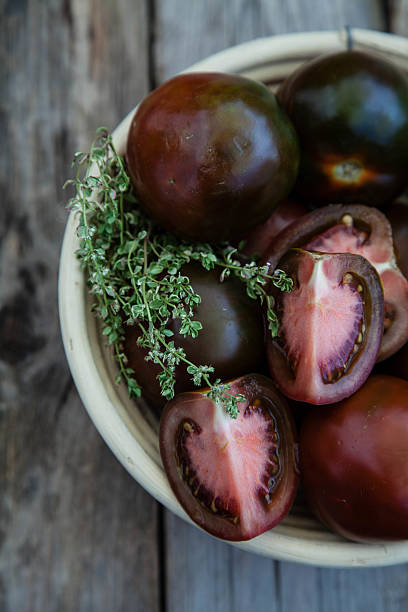 Tomates Kumato - foto de acervo