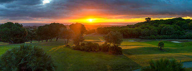 pôr do sol no campo de golfe - vista da cobertura superior - fotografias e filmes do acervo