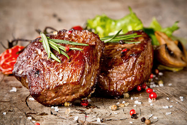 говядина стейк - steak filet mignon beef fillet стоковые фото и изображения