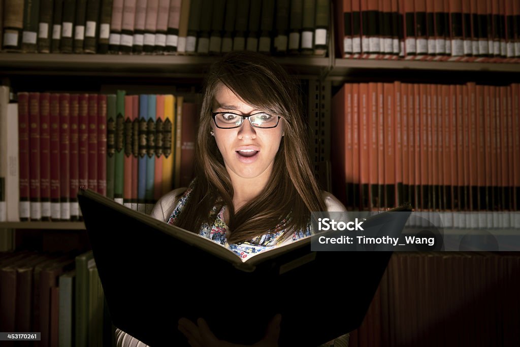 Menina lendo o livro - Foto de stock de Ler royalty-free