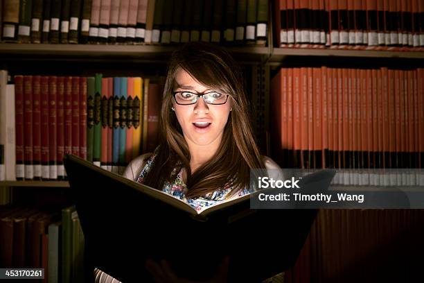 Foto de Menina Lendo O Livro e mais fotos de stock de Ler - Ler, Livro, Surpresa