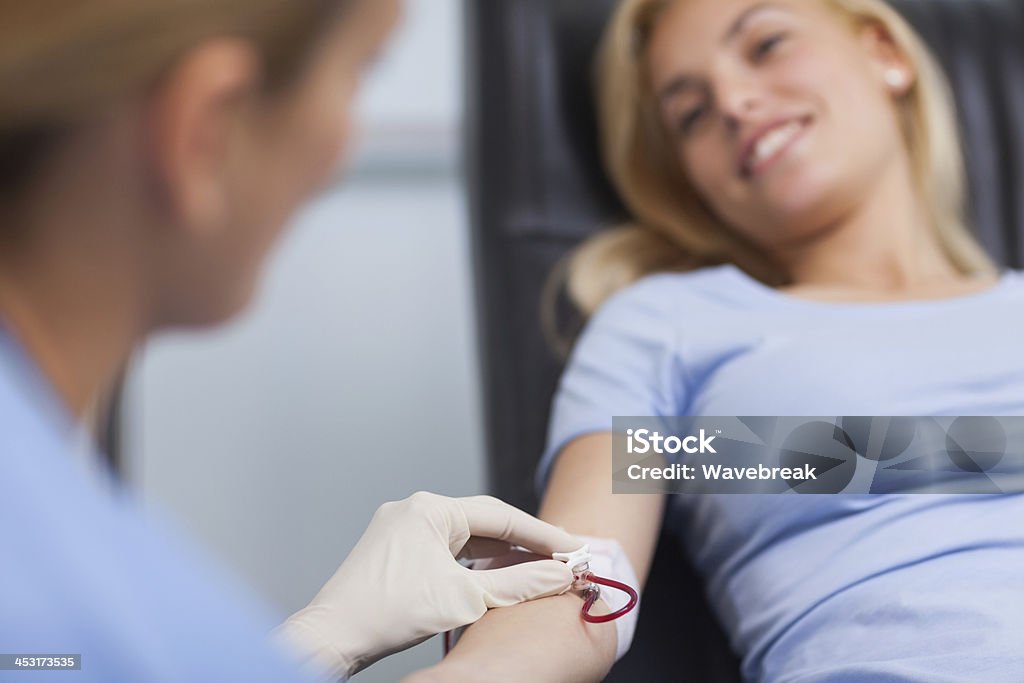 Krankenschwester immer Bluts vom Spender auf eine weibliche - Lizenzfrei Blutspende Stock-Foto