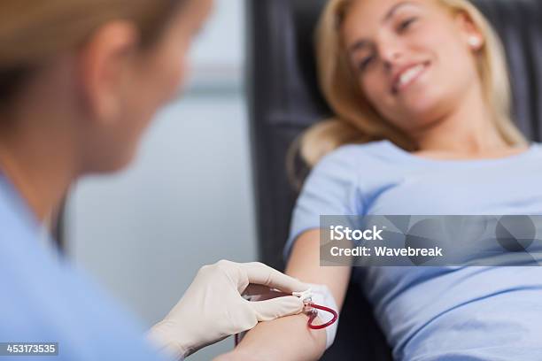Krankenschwester Immer Bluts Vom Spender Auf Eine Weibliche Stockfoto und mehr Bilder von Blutspende