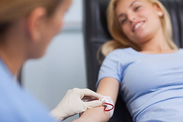 infirmière faire sang du donneur sur une femme - surgical needle photos photos et images de collection