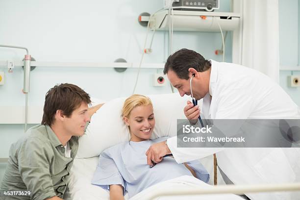 Obstetrician Smiling While Using A Stethoscope 병동에 대한 스톡 사진 및 기타 이미지 - 병동, 임신, 커플