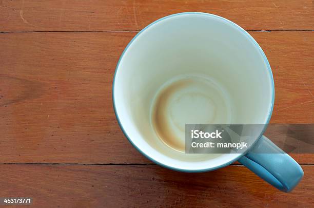 Pusty Czerwony Kubek Kawy Na Stół Z Drewna - zdjęcia stockowe i więcej obrazów Bez ludzi - Bez ludzi, Brązowy, Cappuccino