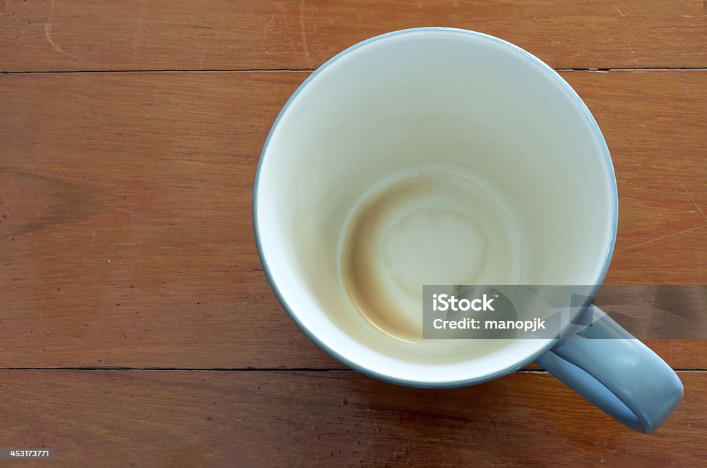 Vazio de caneca de café na mesa de madeira vermelho - Royalty-free Bebida Foto de stock
