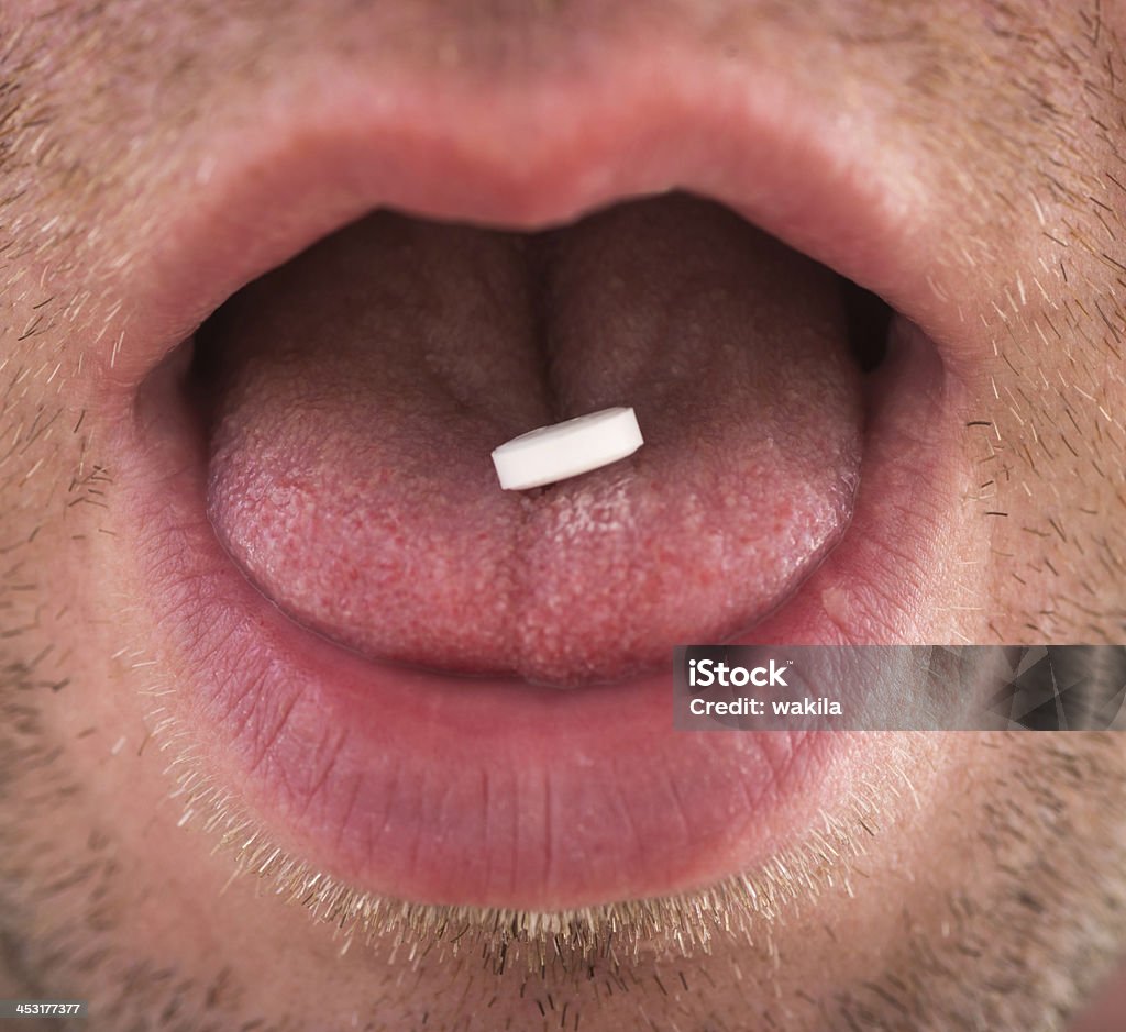 Tabletten in Menschlicher Mund mit barb - Lizenzfrei Alkoholismus Stock-Foto