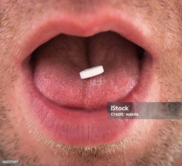 Tabletten In Menschlicher Mund Mit Barb Stockfoto und mehr Bilder von Alkoholismus - Alkoholismus, Cocktail, Drogenart