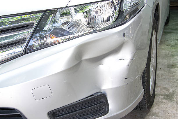 accidente de coche - abollado coche fotografías e imágenes de stock