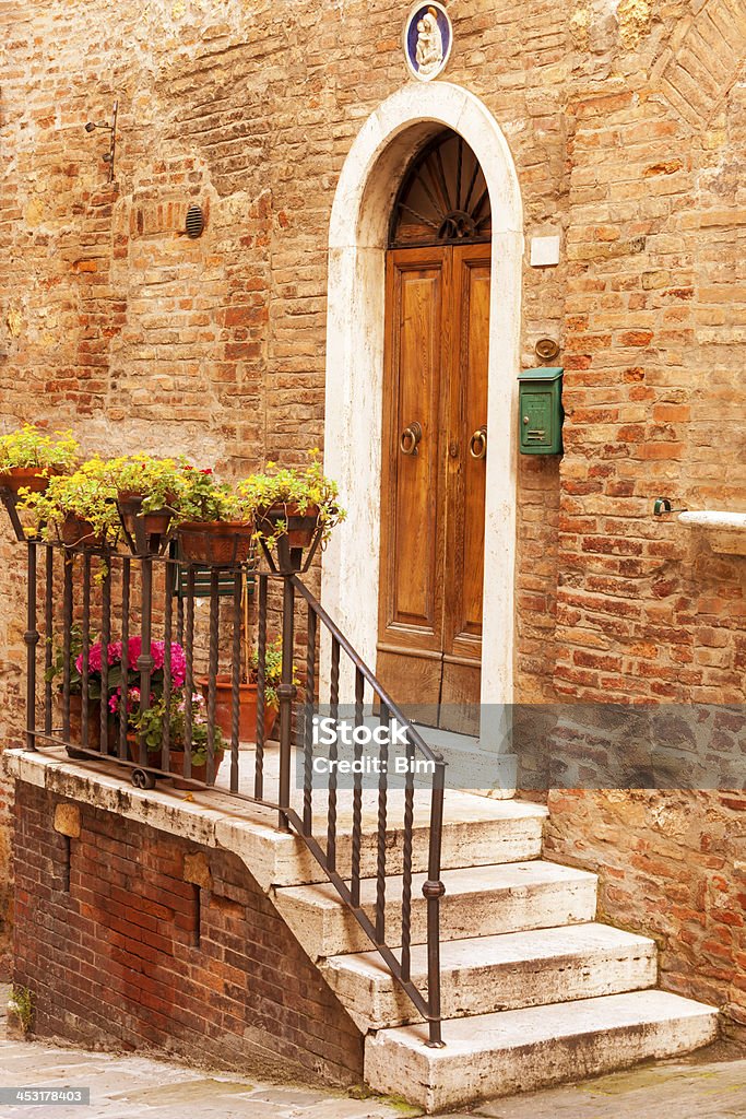 Clássico Porta de madeira e escadas, Val d'Orcia, Toscana, Itália - Royalty-free Aldeia Foto de stock