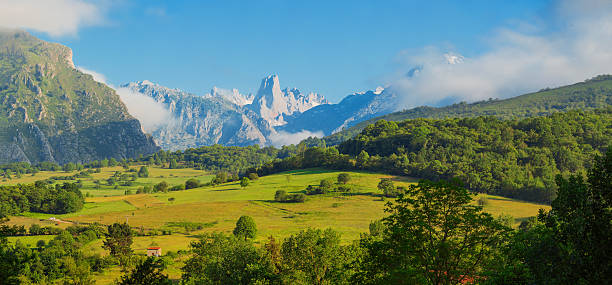 naranjo de bulnes panorama - cantabria picos de europe mountains panoramic asturias foto e immagini stock