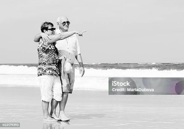 Szczęśliwy Starsza Para - zdjęcia stockowe i więcej obrazów Aktywni seniorzy - Aktywni seniorzy, Aktywny tryb życia, Czarno biały