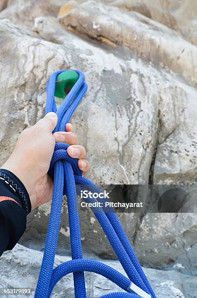 Ręka Trzyma Lina Ze Sztuczną Ścianka Wspinaczkowa - zdjęcia stockowe i więcej obrazów Bouldering - Bouldering, Chwytać, Czynność