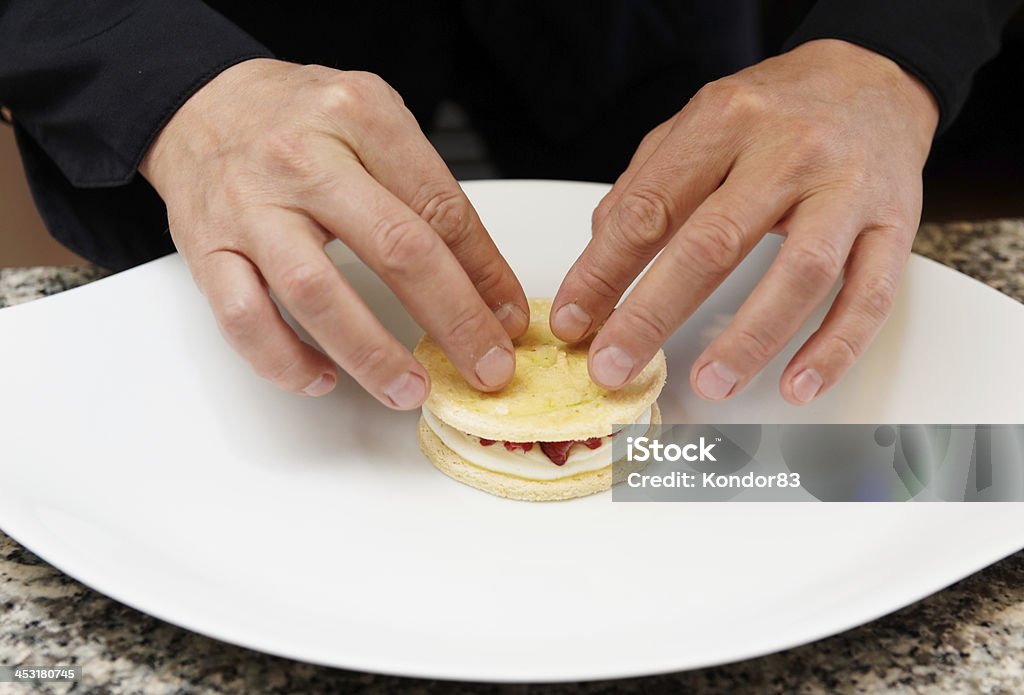 chef de pastelería está cuidadosamente que un postre - Foto de stock de Adulto libre de derechos