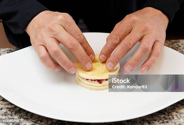 Chef De Pastelería Está Cuidadosamente Que Un Postre Foto de stock y más banco de imágenes de Adulto