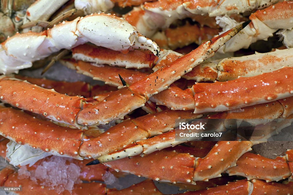 Patas de cangrejo real en el hielo en el mercado. Primer plano. - Foto de stock de Aire libre libre de derechos
