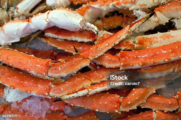 Patas De Cangrejo Real En El Hielo En El Mercado Primer Plano Foto de stock y más banco de imágenes de Aire libre