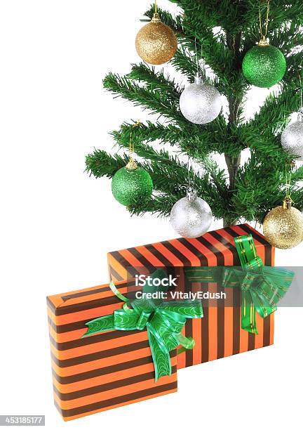 Fragmento De Árvore De Ano Novo Com Caixas De Presente - Fotografias de stock e mais imagens de Abeto