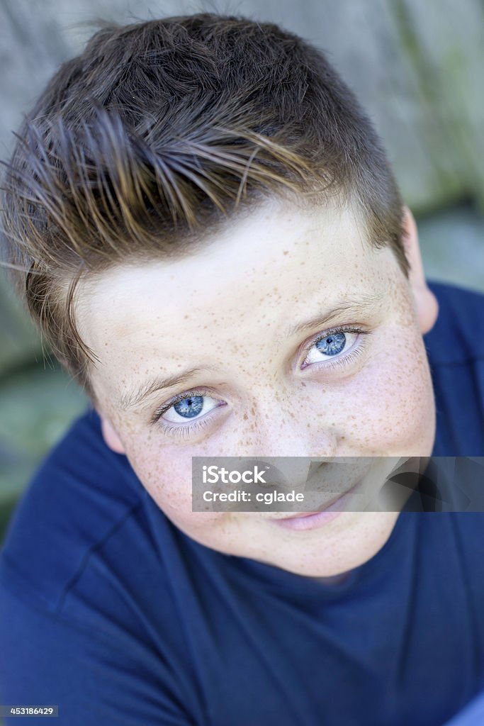 Caucasien garçon avec ses magnifiques yeux bleus - Photo de 10-11 ans libre de droits