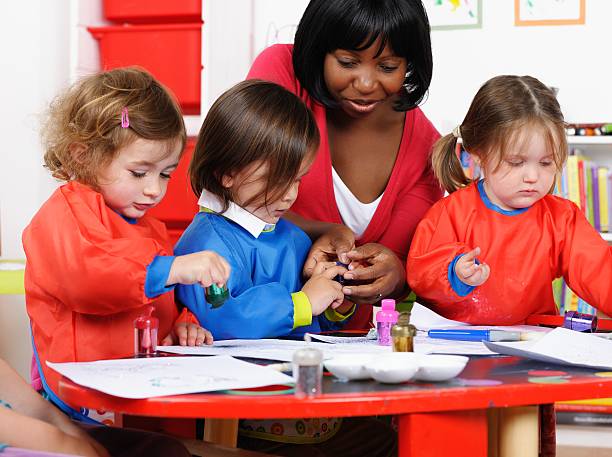 les enfants de l'école d'art et d'artisanat carer - paillette équipement dart et dartisanat photos et images de collection