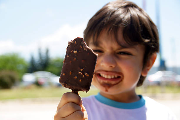 der junge und eiscreme - child chocolate ice cream human mouth stock-fotos und bilder