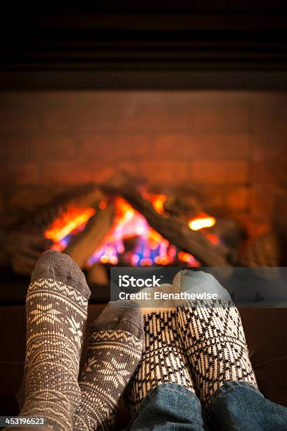 Piedi Riscaldamento Da Camino - Fotografie stock e altre immagini di Inverno - Inverno, Accogliente, Camino