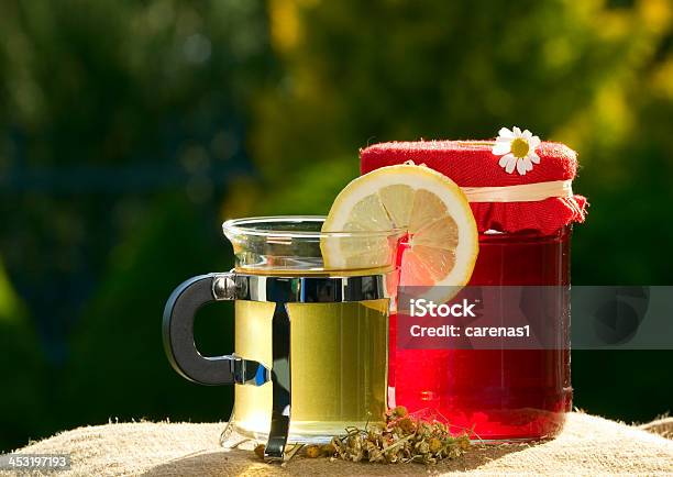 Tee Und Kreiertes Glas Mit Marmelade Stockfoto und mehr Bilder von Aromatherapie - Aromatherapie, Baumblüte, Beere - Obst