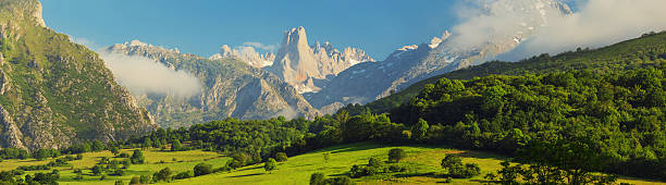 naranjo de bulnes panorama - cantabria picos de europe mountains panoramic asturias foto e immagini stock