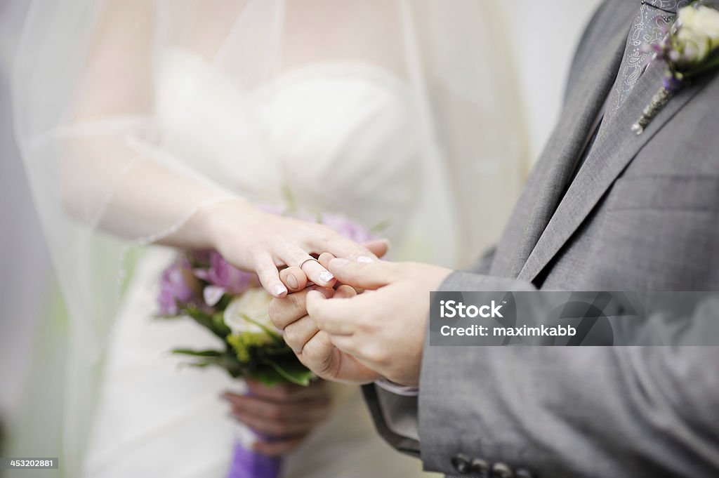 Bräutigam putting einem ring am finger bride's - Lizenzfrei Anziehen Stock-Foto