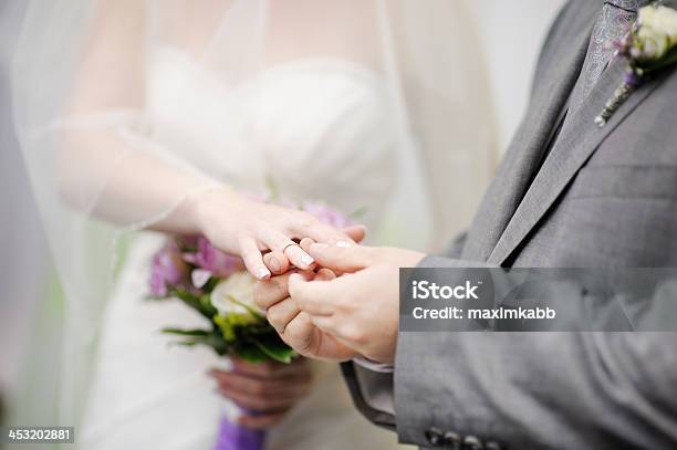 Bräutigam Putting Einem Ring Am Finger Brides Stockfoto und mehr Bilder von Anziehen - Anziehen, Besonderes Lebensereignis, Blumenbouqet