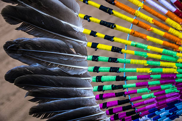 ネイティブアメリカンのフェザーの羽飾り - feather headdress ストックフォトと画像