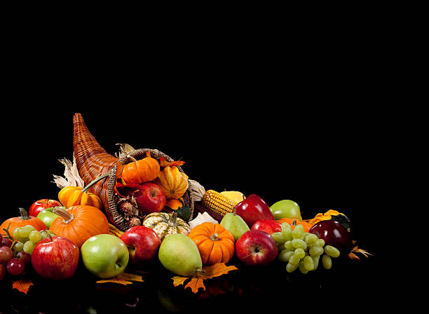 herbst arrangement von obst und gemüse in ein füllhorn - mahiz stock-fotos und bilder