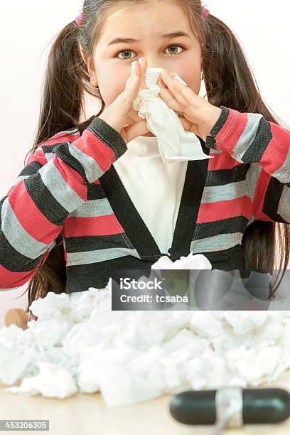 Enjoado Rapariga Com Uma Câmara De Frio - Fotografias de stock e mais imagens de Alergia - Alergia, Antialérgico, Assoar o Nariz