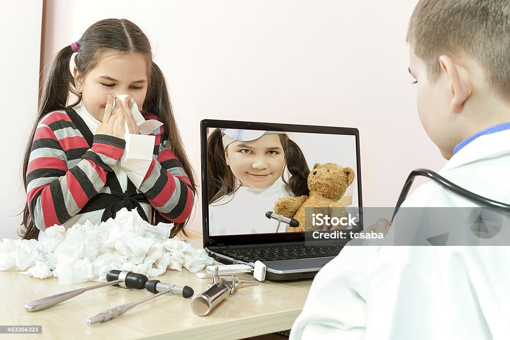 Sick niña con un frío - Foto de stock de Estornudar libre de derechos