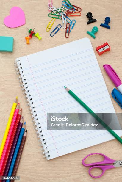 Torna A Materiale Scolastico Con Accessori - Fotografie stock e altre immagini di Foglio dei compiti - Foglio dei compiti, Scrivania, Accessorio personale