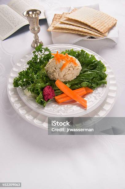 Gefilte Pescado Con Kidduch Cup Matzah Y Haggadah Foto de stock y más banco de imágenes de Aderezo - Aderezo, Alimento, Alimentos cocinados